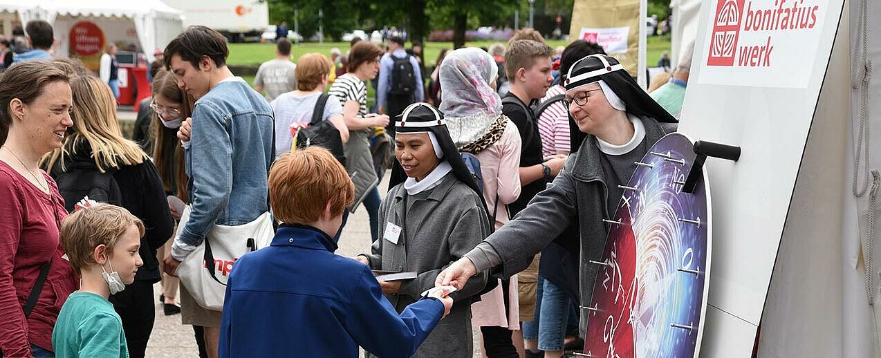 Zwei Birgittenschwestern aus Bremen werden am Bonifatiuswerk-Stand über das Leben und Wirken in der Diaspora berichten. (Foto: Simon Helmers)