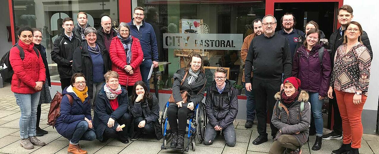 In Weißenfels besucht die Studiengruppe aus dem Erzbistum Paderborn die Citypastoral, die in einem Ladenlokal mitten in der Fußgängerzone Katholische Kirche im Bistum Magdeburg erlebbar macht. (Foto: Erzbistum Paderborn)