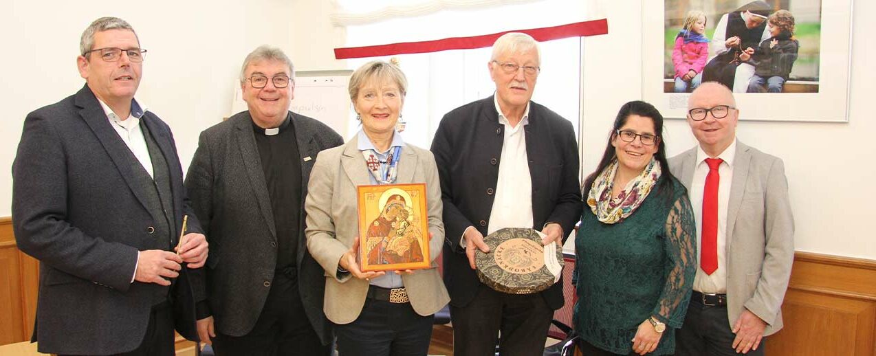 Unter anderem schwedisches Knäckebrot und eine Ikone aus einem Karmelkloster erhielten Heinz Paus (Dritter von rechts) und Sabine Paus (Dritte von links) zum Abschied als Geschenk. Das Foto zeigt zudem (von links) Geschäftsführer Ingo Imenkämper, Msgr. Georg Austen sowie den Mitarbeitervertretern Yvonne Freitag und Dr. Dirk Lenschen. (Foto: Matthias Band)