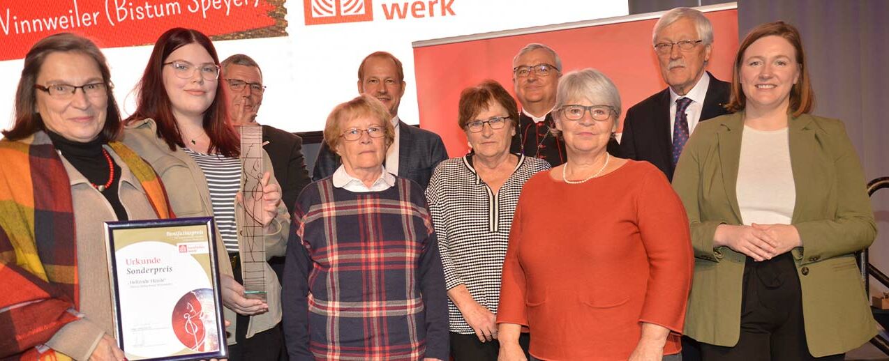 Die Gewinner des Sonderpreises, gemeinsam mit ZDF Moderator Tim Niedernolte (Mitte hinten), Bonifatiuswerk-Präsident Heinz Paus (2.v.r.) Bonifatiuswerk Geschäftsführer Ingo Imenkämper (3.v.l.), Bischof Dr. Wiesemann (4.v.r.) und Katharina Binz Stellv. Ministerpräsidentin des Landes Rheinland-Pfalz (rechts) (Foto: Marius Thöne)