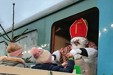 Der Nikolaus übergibt Geschenke aus dem "Vulkanexpress" an die Kinder aus Altenahr. (Foto: Manuela Kremer-Breuer)