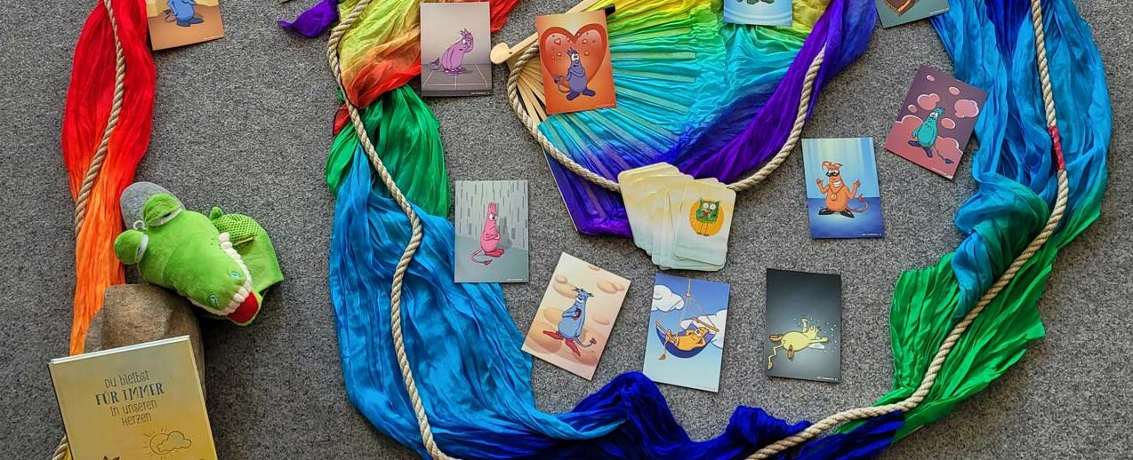 Bei monatlichen Treffen werden Kontakte unter Kindern im gemeinsamen Spiel mit Handpuppen, Seidenfächerschleiern und Tauziehseilen gefördert. (Foto: Caritasverband  Oberlausitz e.V.)