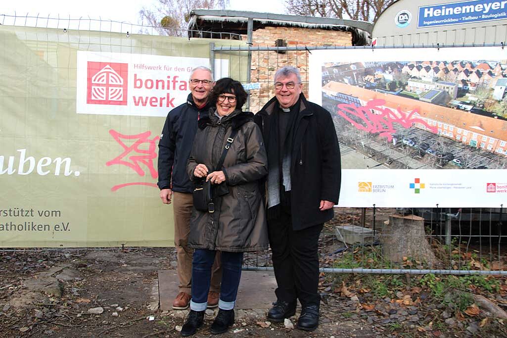 Hier entsteht ein neues Gemeindezentrum: Monsignore Georg Austen schaute sich die Baustelle für das vom Bonifatiuswerk geförderte Projekt an. (Foto: Andreas Statt)