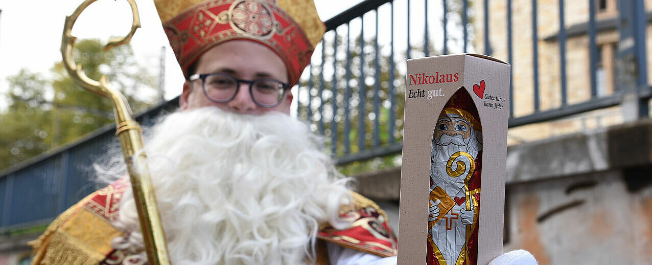Der Nikolaus präsentiert fairen Schokonikolaus vom Bonifatiuswerk. (Foto: Pia Wittek)