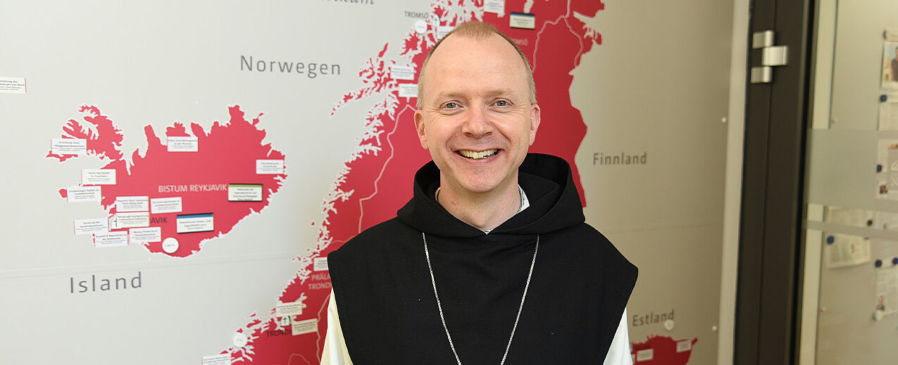 Bischof Erik Varden bei einem Besuch im Bonifatiuswerk. (Foto: Simon Helmers)
