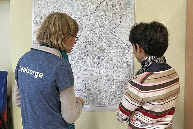 Sr. Regina Stallbaumer schaut sich gemeinsam mit einer Besucherin die Route der Flüchtlinge aus Belarus an. (Foto: Kerollous Shenouda)