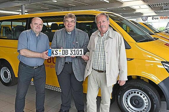 Maurizio Lugo (v. l.), Pfarrer Gregoria Milone, Monsignore Georg Austen. Foto: Sr. Theresita M. Müller