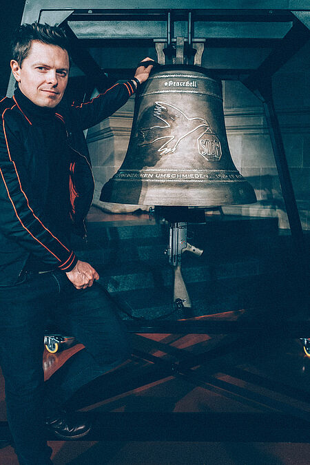 Vom 23. bis 31. Juli stellt Michael Patrick Kelly unter anderem seine #PeaceBell in der Paderborner Gaukirche aus. (Foto: Andreas Nowak)