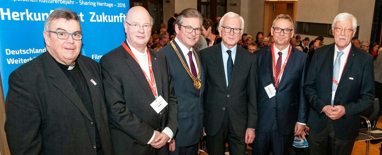 Das Christentum steht für die Werte des „europäischen Friedenprojektes“: Dr. Hans-Gert Pöttering (3. von rechts) hielt im Paderborner Rathaus die Impulsansprache für den Europakongress. Monsignore Georg Austen (v. l.), Generalvikar Alfons Hardt, Bürgermeister Michael Dreier, Dr. Hans-Gert Pöttering, Dr. Hans Hobelsberger und Heinz Paus. (Foto: Karl-Martin Flüter)