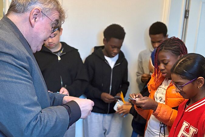 Msgr. Georg Austen mit einer Gruppe von Jugendlichen, die sich auf die Firmung vorbereiten. (Foto: privat)
