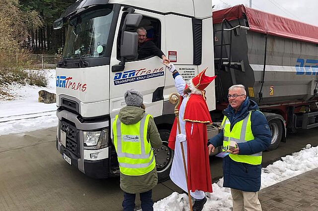 Gutes tun: Rund um den Nikolaustag verteilt das Team der Lenkpause kleine Aufmerksamkeiten an LKW-Fahrer. Foto: Betriebsseelsorge Bodensee-Hohenzollern, Erzdiözese Freiburg