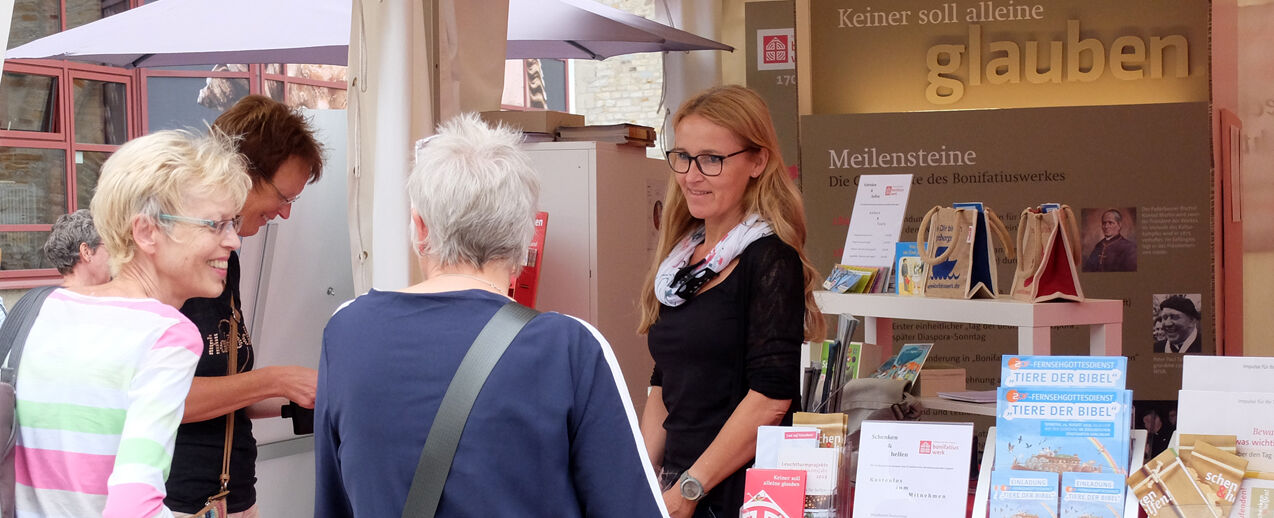 Interessierte Besucher am Infostand des Bonifatiuswerkes (Foto: Sr. Theresita M. Müller)