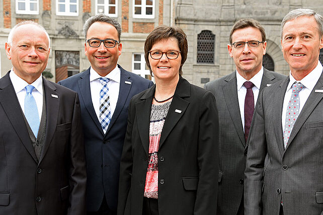 Bildunterzeile: Hans Bernd Janzen (v.l.), Andreas Kaiser, Birgit Blanke, Ulrich Franke und Karl-Heinz Eimertenbrink arbeiten im Stiftungszentrum des Bonifatiuswerkes in Paderborn. Foto: Patrick Kleibold