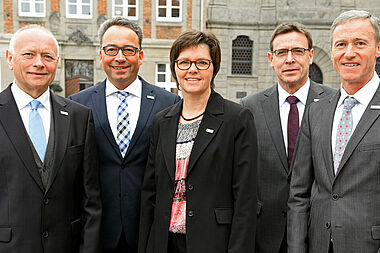 Bildunterzeile: Hans Bernd Janzen (v.l.), Andreas Kaiser, Birgit Blanke, Ulrich Franke und Karl-Heinz Eimertenbrink arbeiten im Stiftungszentrum des Bonifatiuswerkes in Paderborn. Foto: Patrick Kleibold