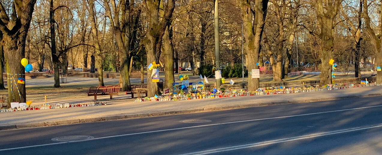 Vor der russischen Botschaft in Riga haben viele Menschen Zeichen des Friedens für die Ukraine gesetzt. (Foto: Lettland-Praktikanten)