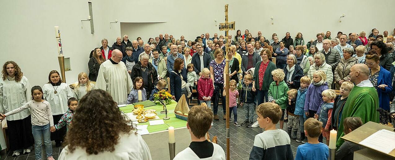 Bis zum letzten Platz gefüllt war die St.-Marien-Kirche in Schillig zum Eröffnungsgottesdienst des "Kleinen Katholikentags" am Meer. (Foto: J. Hörnemann)