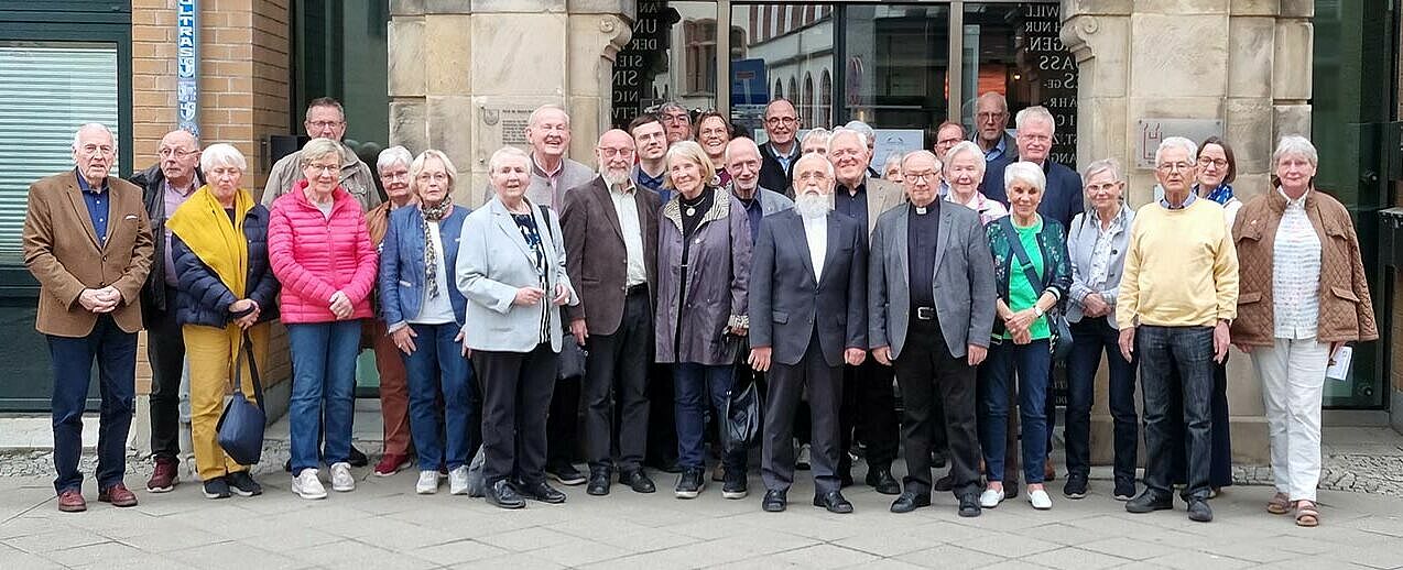 Ein Fotogruß der Gesamtgruppe der "Paderborner" Studienreisenden mit Bischof Dr. Gerhard Feige vor dem Magdeburger Roncalli-Haus ging direkt an Erzbischof Dr. Udo Markus Bentz. (Foto: Diözesanbonifatiuswerk Paderborn)