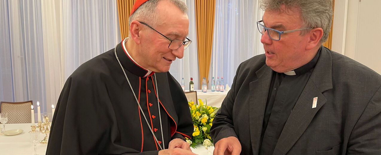 Monsignore Austen, Generalsekretär des Bonifatiuswerkes, im Gespräch mit Kardinalstaatssekretär Pietro Parolin in der Apostolischen Nuntiatur in Berlin (Foto: Bonifatiuswerk)