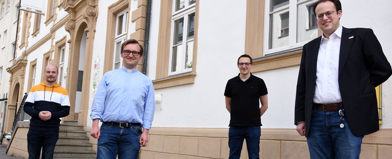 Besuch auf Abstand: Daniel Baldus, Jan Tasler und Fabian Guhr informieren sich bei Daniel Born vom Bonifatiuswerk über die Arbeit des Hilfswerkes (v.l.) (Foto: Theresa Meier) 