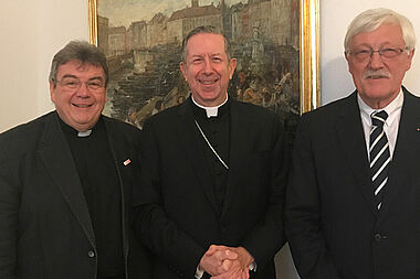 Von links: Generalsekretär Monsignore Georg Austen, Erzbischof James Patrick Green und der Präsident des Bonifatiuswerkes, Heinz Paus beim heutigen Austausch in Stockholm. 