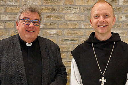 Monsignore Georg Austen (links), Generalsekretär des Bonifatiuswerkes, und Bischof Erik Varden aus Trondheim in Norwegen kommen zum Nordischen Abend nach Corvey. (Foto: Martin Geistbeck/Bonifatiuswerk)