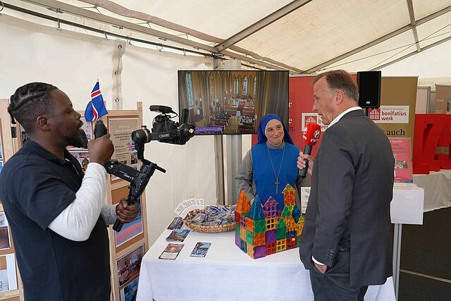 Schwester Porta Coeli ist im Interview mit EWTN TV und berichtet über den Kirchen-Neubau in Selfoss. Foto: Simon Helmers