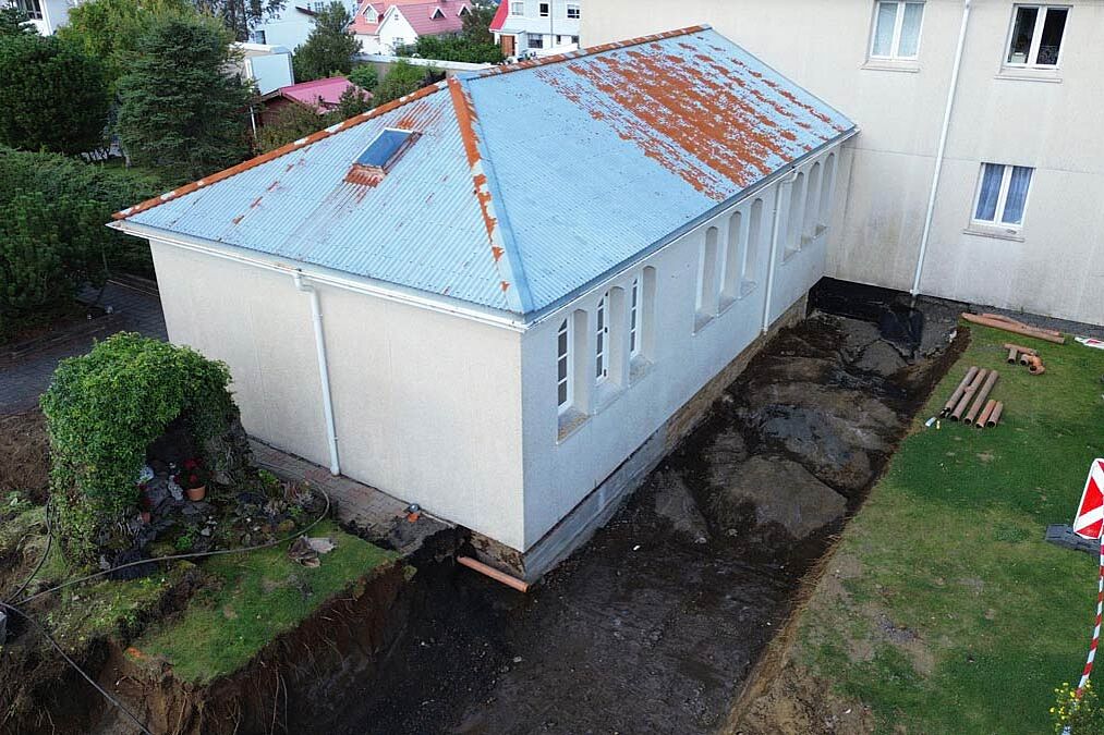 Aus das rostige Dach der angrenzenden Kapelle soll erneuert werden. Foto: Karmelkloster 