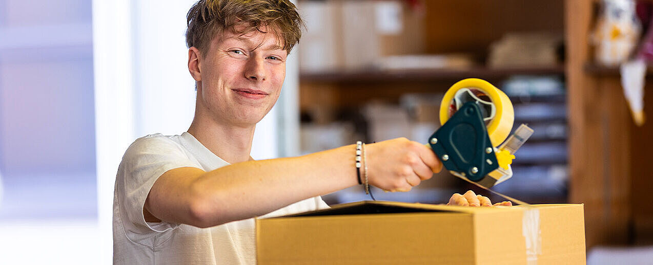 Der aktuelle Bonifatiuswerk-Bufdi Nils Bierdel packt im Versand der BoniService GmbH mit an. (Foto: Hartmut Salzmann)