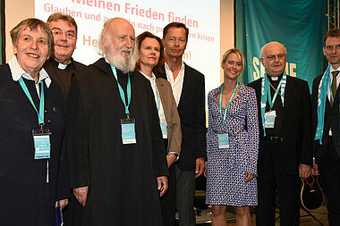 v.l.: Prof. Dr Barbara Krause, Msgr Georg Austen, Pater Dr. Anselm Grün, Gisela Mayer, Thomas Middelhoff, Maike van den Boom und Erzbischof em. Dr. Robert Zollitsch. Foto: Theresa Meier