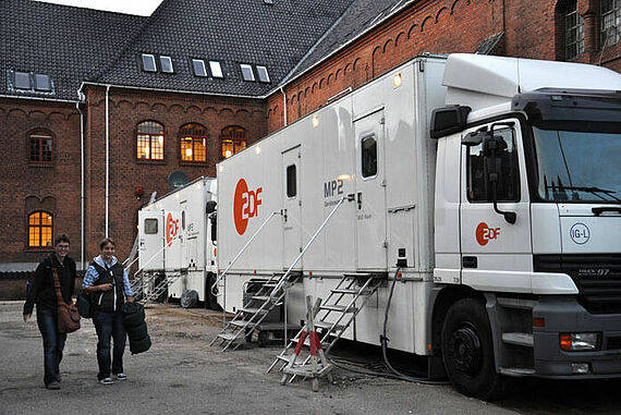 Übertragungswagen vor der Kirche St. Augustin in Kopenhagen. Fotos: Herrmann