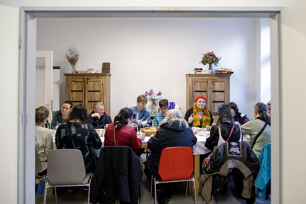 Essen in Gemeinschaft: Evas Haltestelle ist Treffpunkt und Tafel für wohnungslose Frauen. (Foto: SkF Berlin)