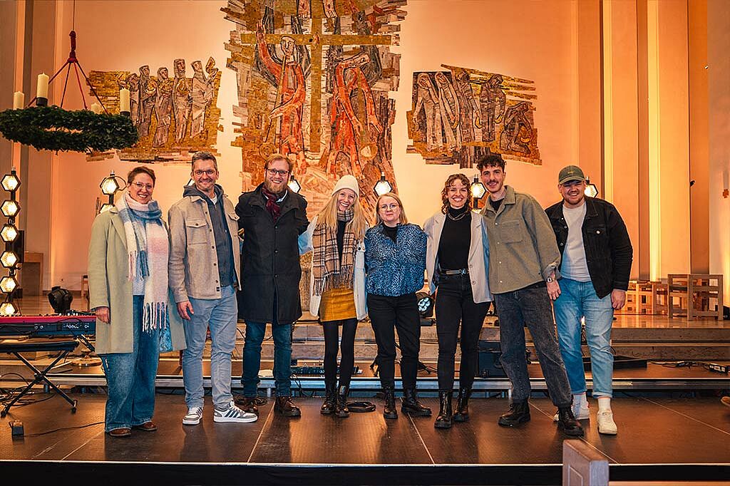 Credo Collab trifft Adventsfestival: Die Teams aus der Erzdiözese Freiburg und der Diözese Rottenburg-Stuttgart gemeinsam auf der Bühne (von links): Nadine Maier, Tobias Aldinger, Jan Eisele, Anni Lenz,Claudia Weiler, Heike Ostertag, Seba Heeß und Sebastian Steiner. (Bild: Joscha Reuther)