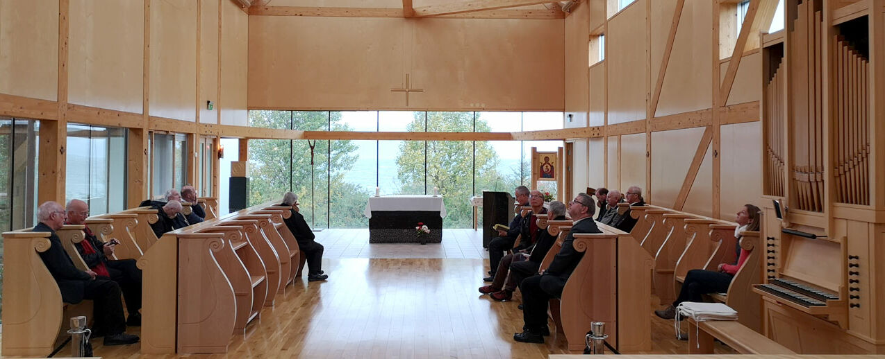 Besichtigung des Innenbereichs der wunderschönen Klosterkirche auf der Insel Tautra. (Foto: Andreas Kaiser)