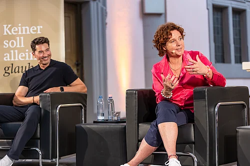 Stefan Gödde und Steffi Neu während der Bonifatiuswerk-Veranstaltung "Mut zur Hoffnung" in der Paderborner Marktkirche. Foto: Hartmut Salzmann