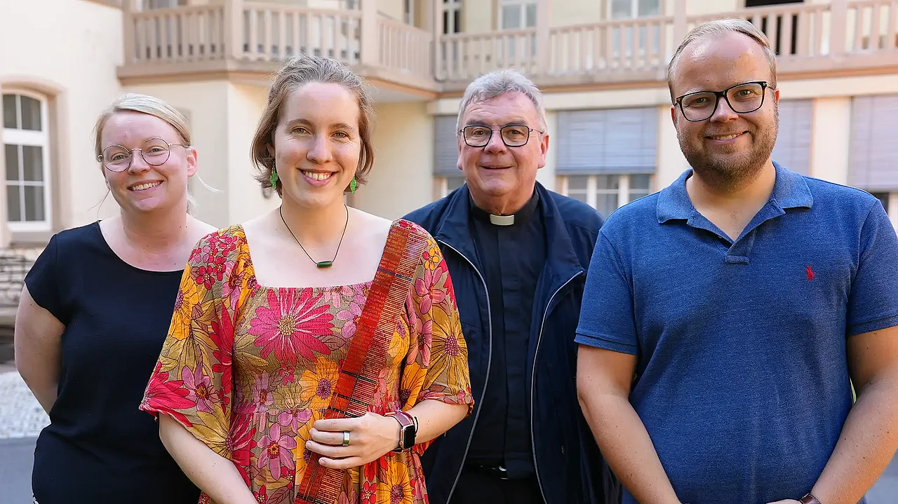 Bedanken sich für eine gute und konstruktive Zusammenarbeit bei Ricarda Clasen (2.v.l.): Bonifatiuswerk-Referentin Eva Berlage, Bonifatiuswerk-Generalsekretär Monsignore Georg Austen und Julian Heese, Bereichsleiter „Missionarische und diakonische Pastoral“) (v.l.) (Foto: Theresa Meier)