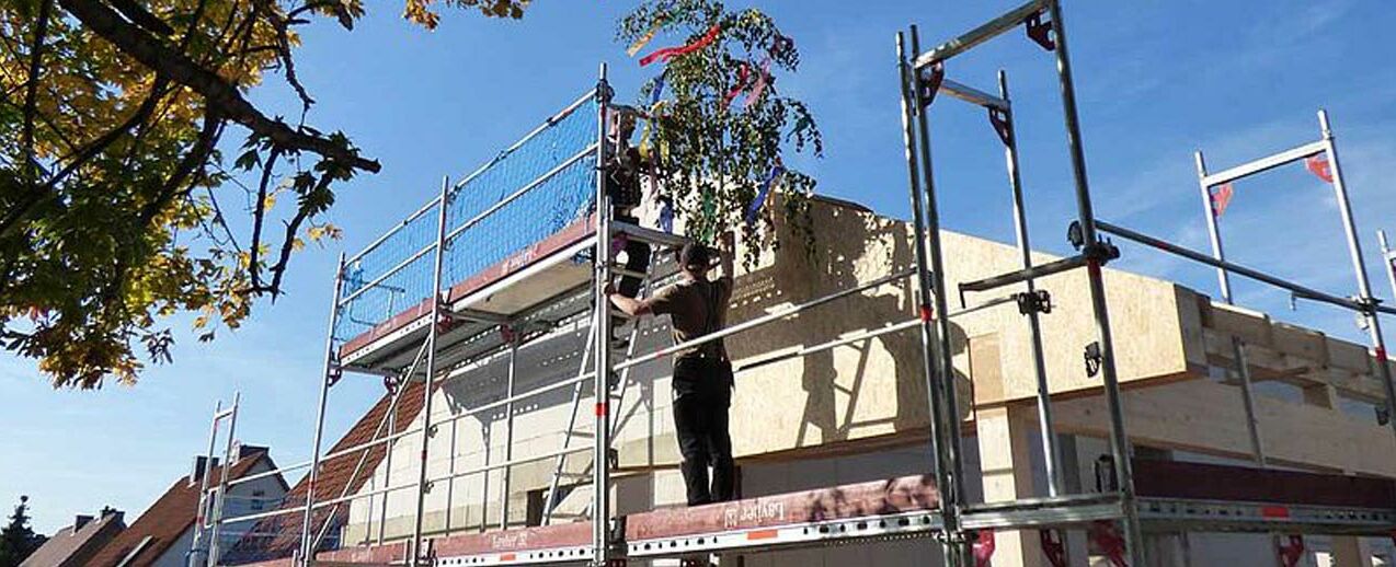 Das Gebäude der Kita in Ronnenberg ist mittlerweile deutlich zu erkennen, denn mit der Errichtung des Dachstuhls ist ein weiterer großer Schritt getan. (Foto: Dirk Kroll)