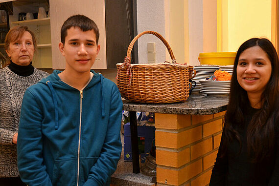 Die Firmbewerber Colin und Afra absolvieren im Nachtcafé St. Richard ihren Sozialeinsatz. Die Ehrenamtliche Marion Liebig (l.) freut sich über die Unterstützung. (Foto: Alfred Herrmann