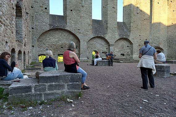 Bei einer musikalisch begleiteten Meditation in den Ruinen des ehemaligen Birgittenklosters aus dem 15. Jahrhundert. (Foto: Dirk Lenschen)