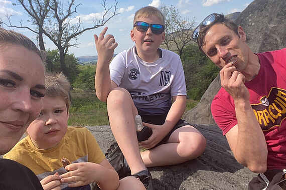 Heute: Sanita mit ihrem Partner Jonas und ihren zwei Söhnen. (Foto: Sanita Mekere)