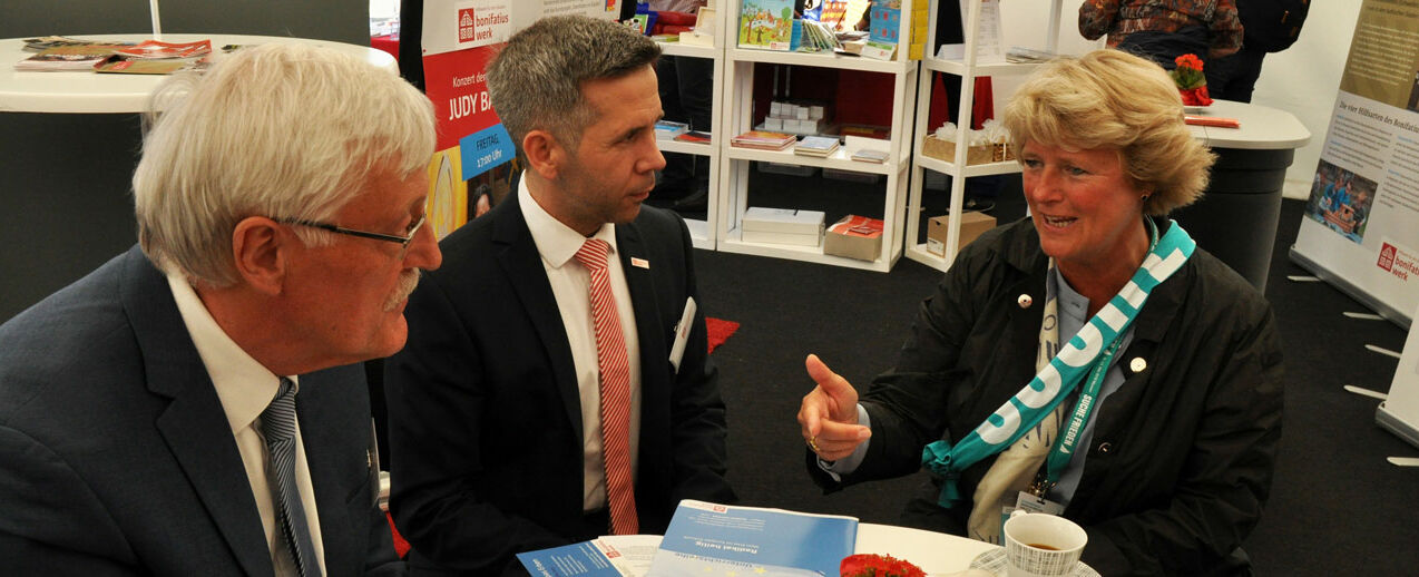 Im Gespräch: Heinz Paus (Präsident des Bonifatiuswerkes), Sebastian Schwertferger (Herkunft hat Zukunft) und Staatsministerin Prof. Monika Grütters (v.l.) Foto: Sr. Theresita M. Müller