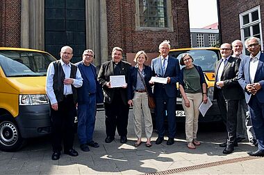 Das Bonifatiuswerk hat seinen Jahresbericht am 20. Juni in der katholischen Pfarrei St. Joseph auf der Großen Freiheit in Hamburg vorgestellt. Von Links: Nestor Kuckhoff (Diözesan-Bonifatiuswerk im Erzbistum Hamburg), Pfarrer Karl Schultz (Kirchengemeinde St. Joseph), Monsignore Georg Austen (Generalsekretär des Bonifatiuswerkes); Dagmar Krause (Diözesan-Bonifatiuswerk im Erzbistum Hamburg); Heinz Paus (Präsident des Bonifatiuswerkes), Bärbel Dörnte (Schulleiterin kath. Schule Altona), Martin Guntermann (Geschäftsführer des Bonifatiuswerkes), Bernhard Duhn (Bonifatiusrat) und Marino Freistedt (Abteilung Schule und Hochschule im Erzbistum Hamburg). Foto: Patrick Kleibold