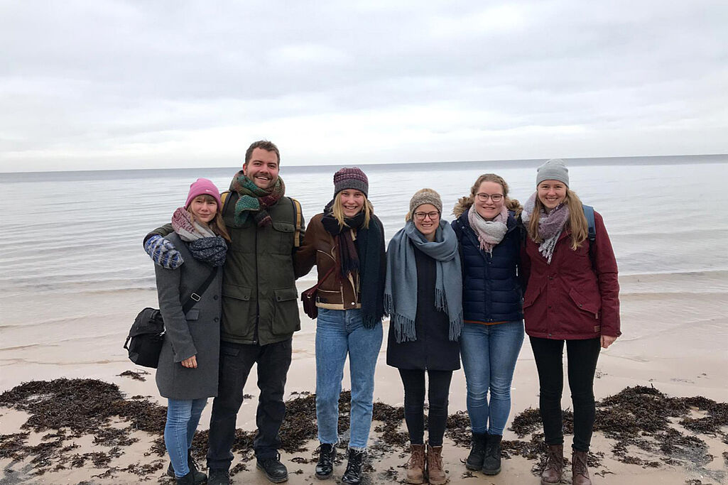Leonard Stiegemann mit anderen Bonifatius-Praktikanten am Strand von Riga. (Foto: Emelie)