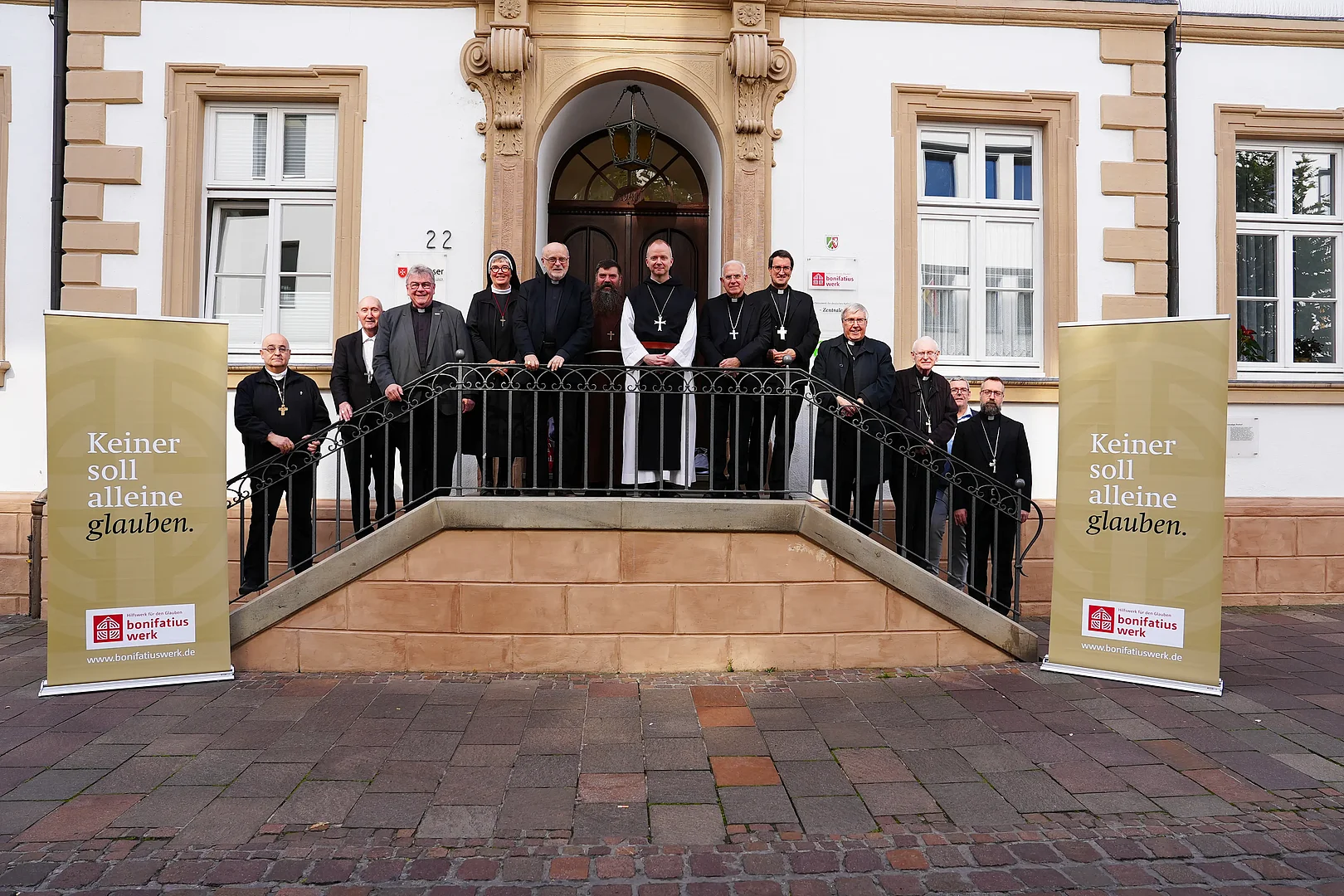 Die Nordische Bischofskonferenz beim Besuch im Bonifatiuswerk zusammen mit dem Apostolischen Nuntius für die skandinavischen Länder, Erzbischof Julio Murat (6.v.r.), der Generalsekretärin Sr. Anna Mirijam Kaschner (4.v.l.), Bonifatiuswerk-Generalsekretär Msgr. Georg Austen (3.v.l) und Bonifatiuswerk-Geschäftsführer Ingo Imenkämper (2.v.r.) Foto: Theresa Meier
