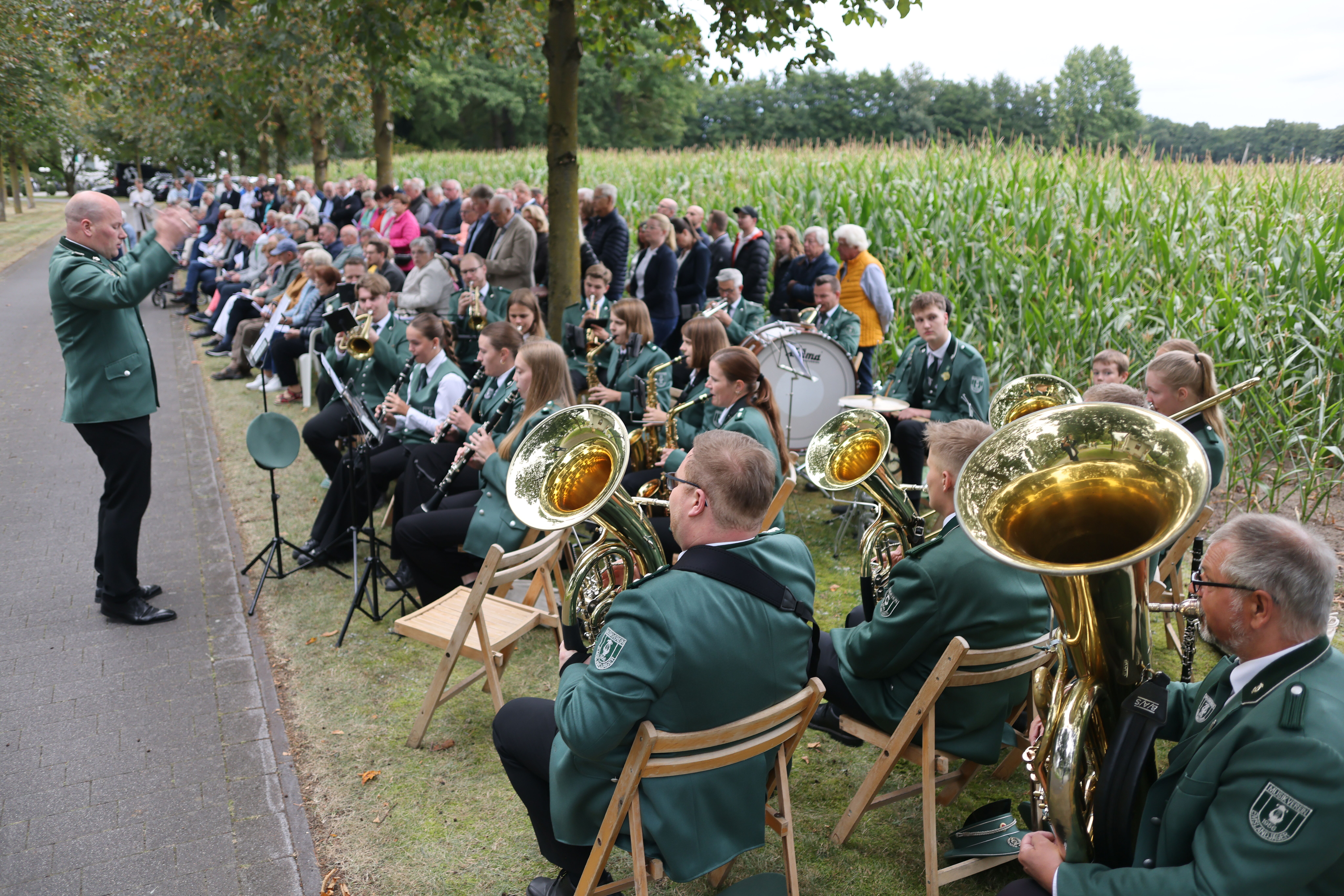 Die Blaskapelle Emslandjäger begleitete den Segnungsgottesdienst an der neuen St. Liborius Kapelle in Steinhorst musikalisch. (Foto: Bernhard Hoppe-Biermeyer) 