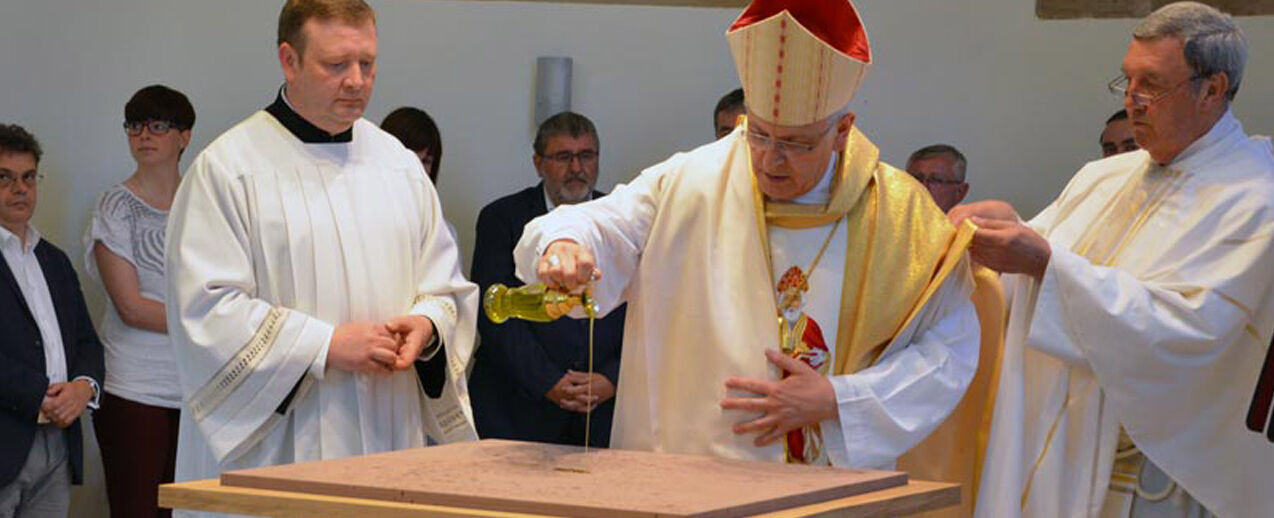 Altarweihe in der sanierten St. Nikolaus Kirche im ostthüringischen Kahla. Fotos: Elisabeth Meuser