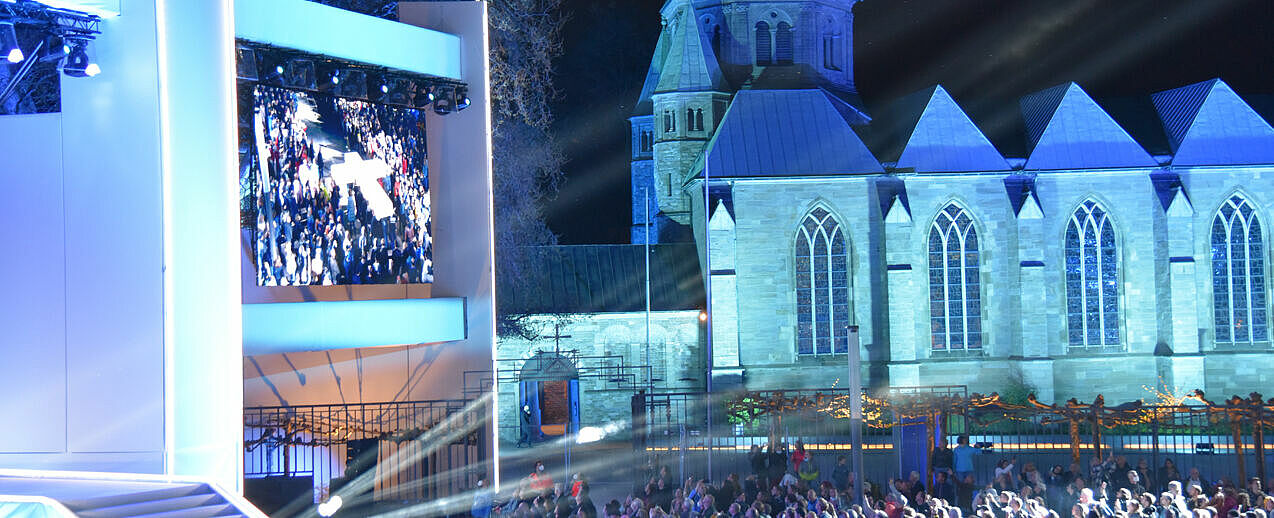 "Die Passion" 2022: Das Kreuz, das durch die Essener Innenstadt getragen wurde, erreicht den Burgplatz. (Foto: Theresa Meier)