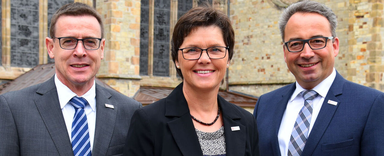 Ulrich Franke, Birgit Blanke und Andreas Kaiser arbeiten im Stiftungszentrum des Bonifatiuswerkes in Paderborn (v.l.) Foto: Theresa Meier