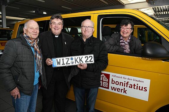 Hebenhausen: Egon Rammenzweig (v.l.), Monsignore Georg Austen, Herbert Siebert und Waltraut Siebert. Foto: Sr. Theresita M. Müller