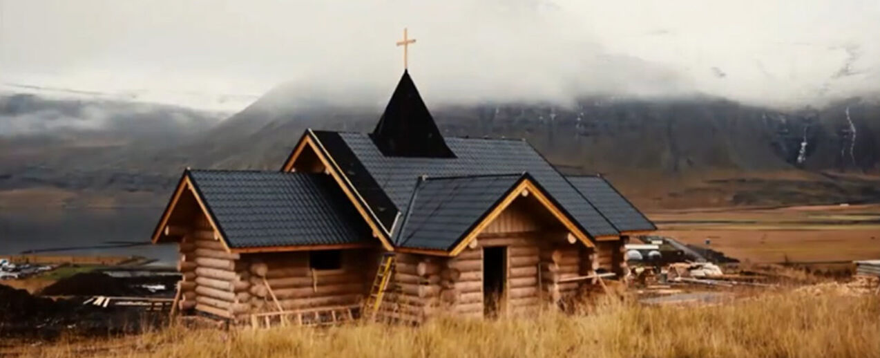 Die Holzkirche in Reydarfjördur.