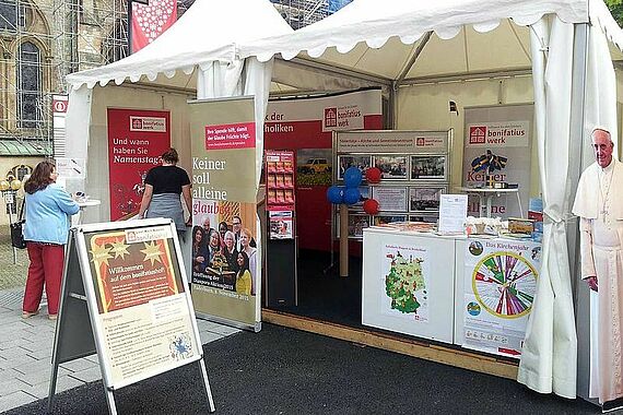 Der Stand des Bonifatiuswerkes am Domplatz (Foto: Patrick Kleibold) 